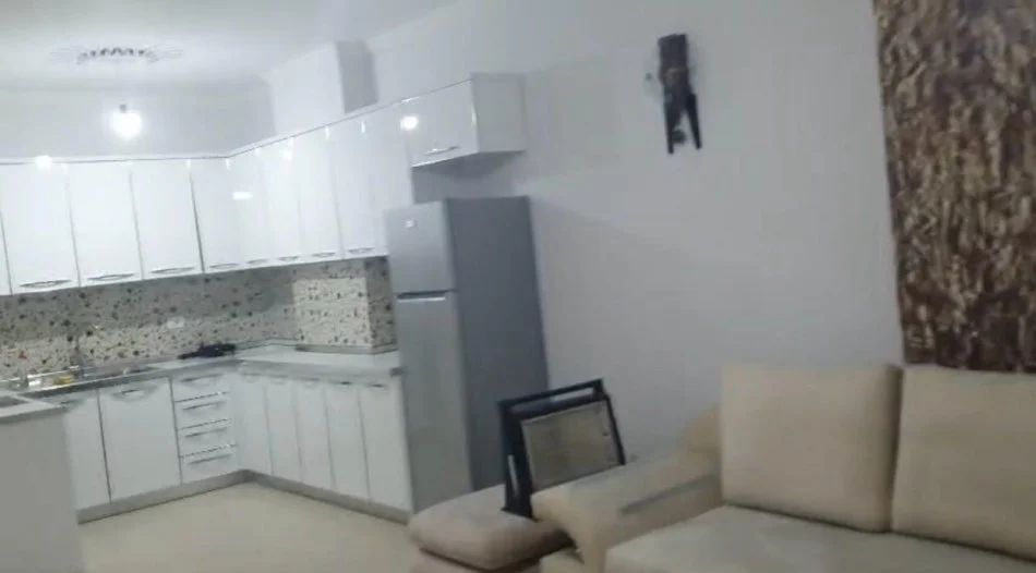 Tirane, jepet me qera apartament 1+1+Ballkon Kati 3, 70 m² 450 € (Tregu elektrik)