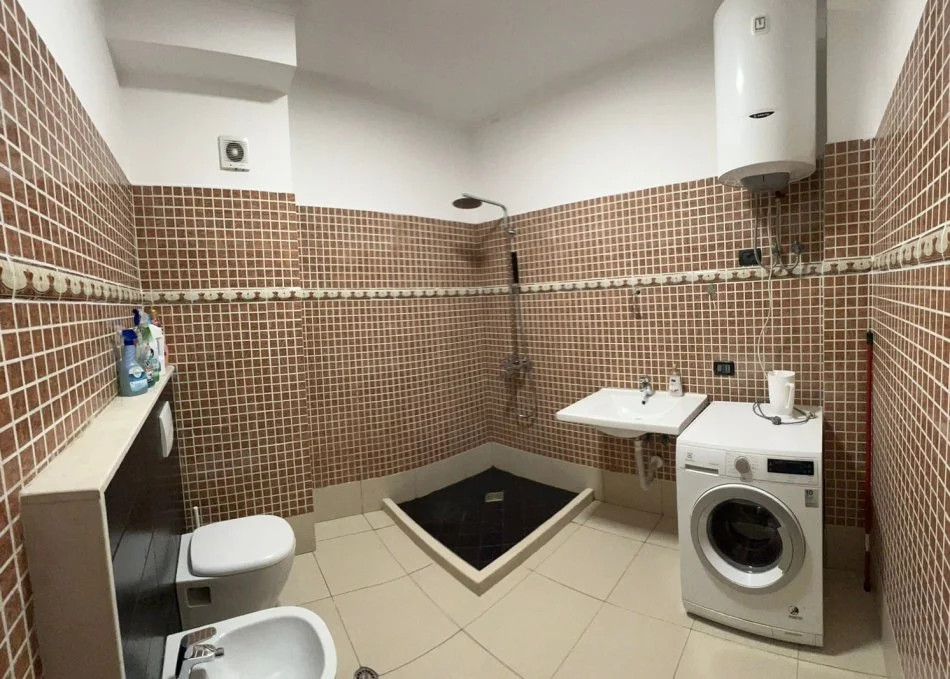 Tirane, shitet 1+1+Ballkon Kati 8, 