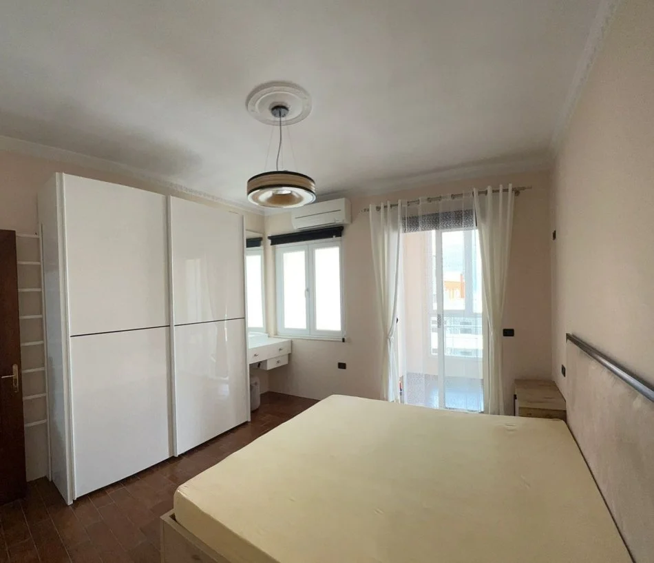 Tirane, shitet 1+1+Ballkon Kati 8, 