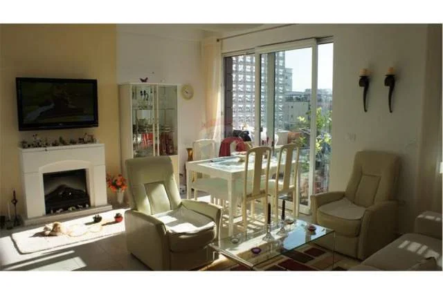 Tirane, jepet me qera apartament 1+1 Kati 2, 70 m² 650 Euro (Rruga e Kavajes)