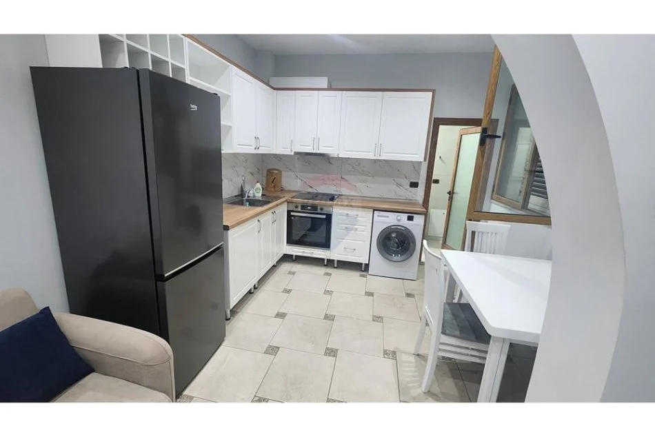 Tirane, jepet me qera apartament 1+1 Kati 2, 45 m² 400 € (Qyteti Studentit)