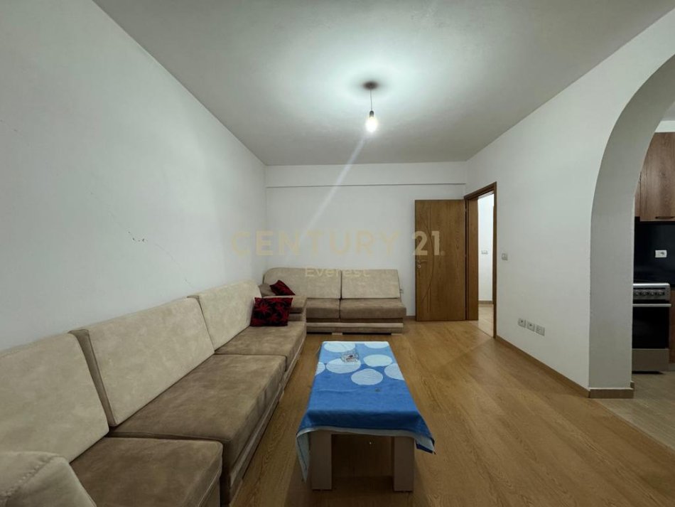 Tirane, jepet me qera apartament 1+1 Kati 3, 55 m² 400 € (Shkolla e Bashkuar)