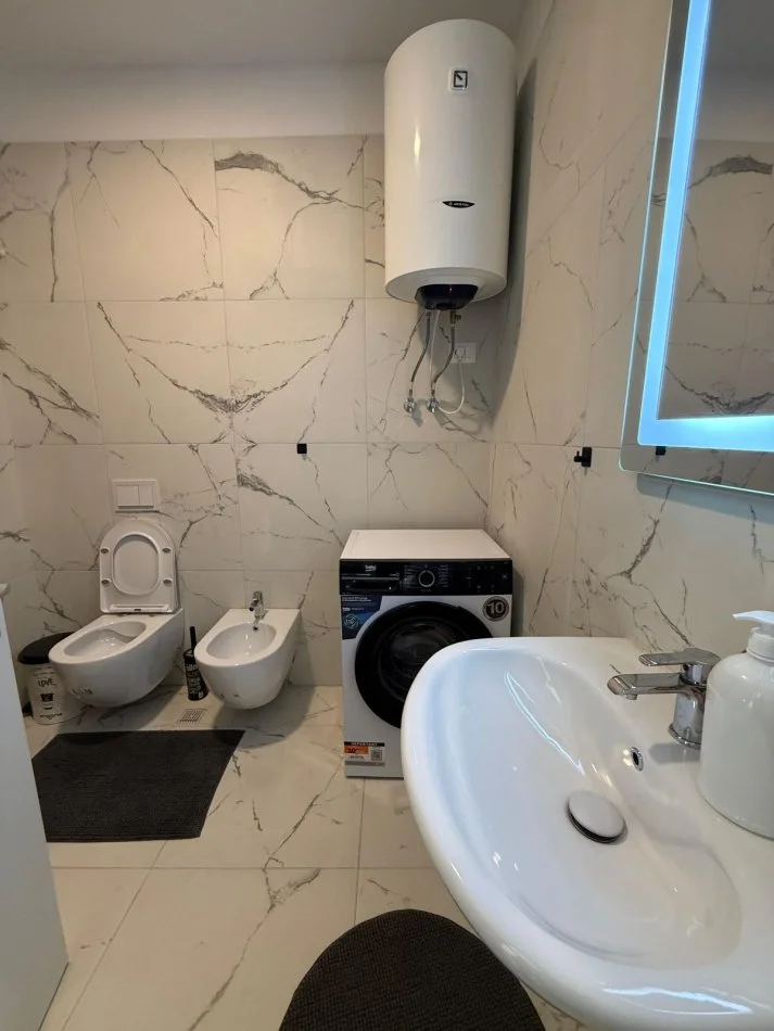 Tirane, jepet me qera apartament 2+1+Ballkon Kati 1, 84 m² 550 € (Univers City)