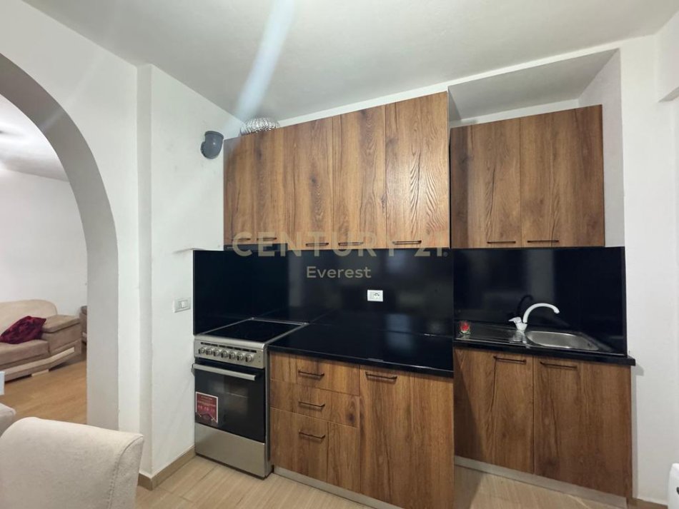 Tirane, jepet me qera apartament 1+1 Kati 3, 55 m² 400 € (Shkolla e Bashkuar)