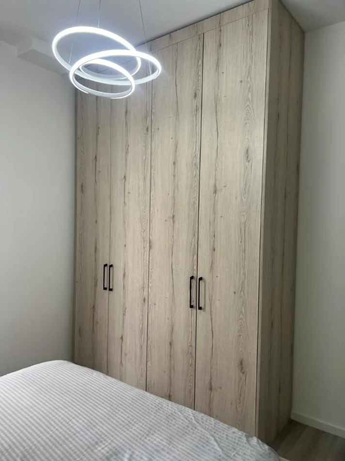 Tirane, jepet me qera apartament 1+1 Pallati i ri Kati 2, 650 € (Bulevardi zog 1)