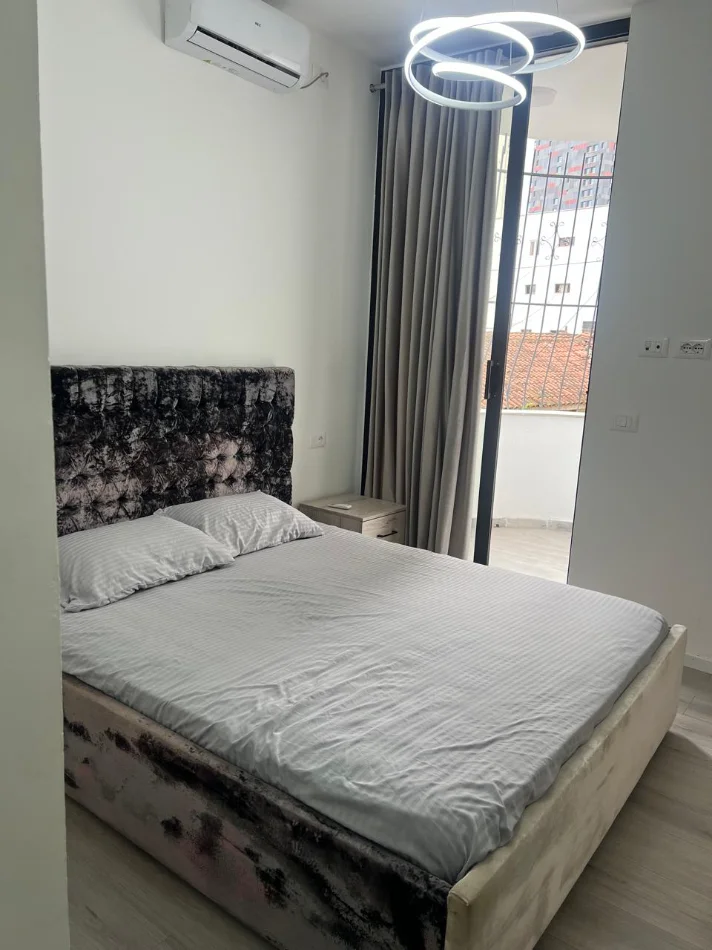 Tirane, jepet me qera apartament 1+1 Pallati i ri Kati 2, 650 € (Bulevardi zog 1)