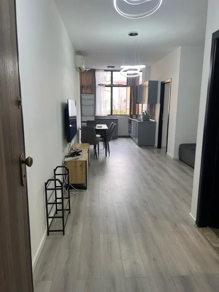 Tirane, jepet me qera apartament 1+1 Pallati i ri Kati 2, 650 € (Bulevardi zog 1)