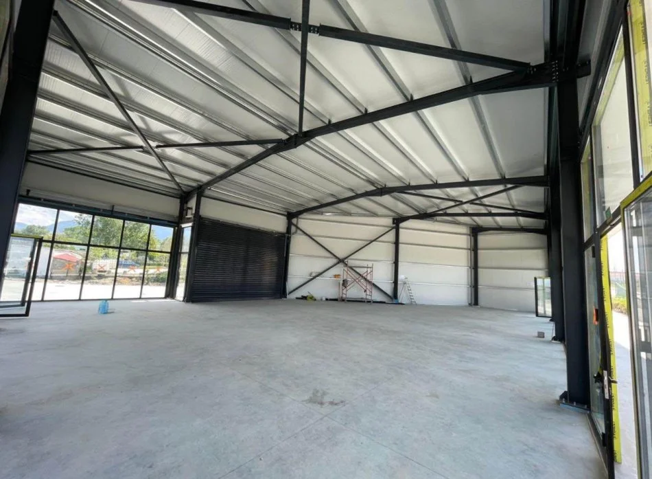 Tirane, jepet me qera magazine Kati 0, 380 m² 2.000 € (ZALL HERR)