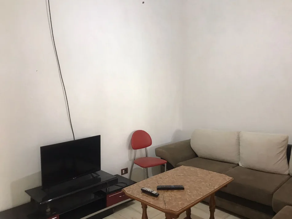 Tirane, jepet me qera apartament 1+1+Ballkon Kati 0, 56 m² 250 € (ne rrugen Pandi Stillu Tirane.)