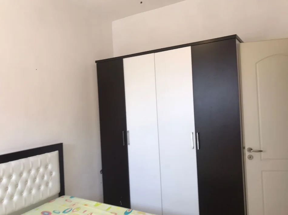Tirane, jepet me qera apartament 1+1+Ballkon Kati 0, 56 m² 250 € (ne rrugen Pandi Stillu Tirane.)