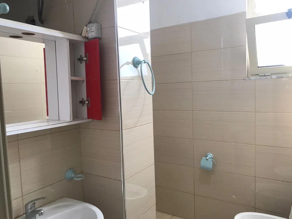 Tirane, jepet me qera shtepi 1+1+Ballkon Kati 0, 65 m² 250 € (ne rrugen Pandi Stillu Tirane.)
