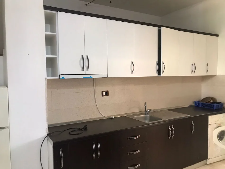 Tirane, jepet me qera apartament 1+1+Ballkon Kati 0, 48 m² 250 € (ne rrugen Ymer Beqiri Tirane.)