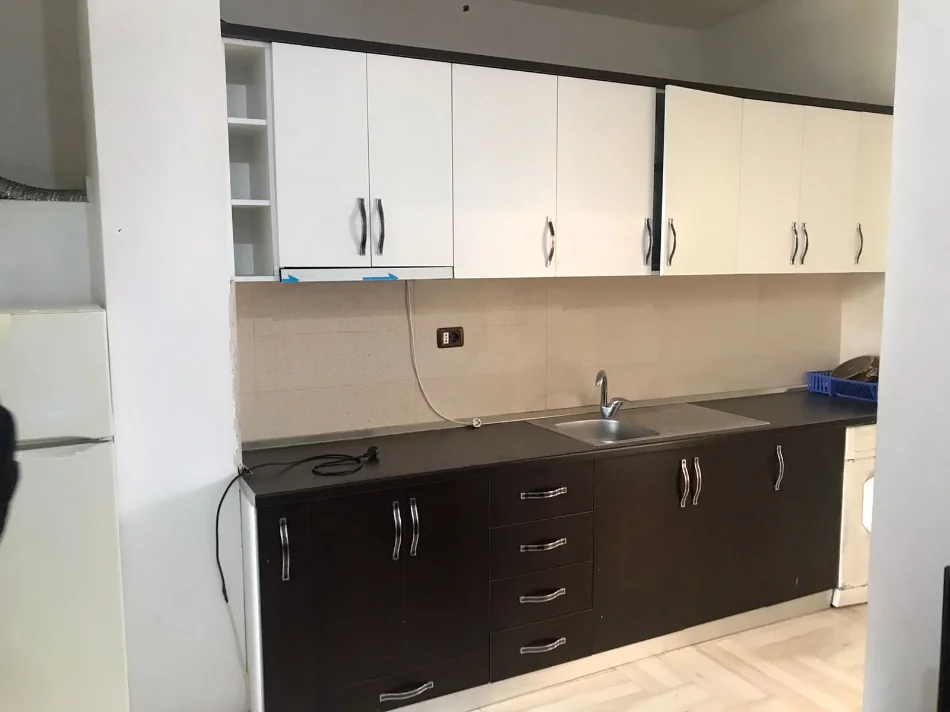 Tirane, jepet me qera shtepi 1+1+Ballkon Kati 0, 65 m² 250 € (ne rrugen Pandi Stillu Tirane.)