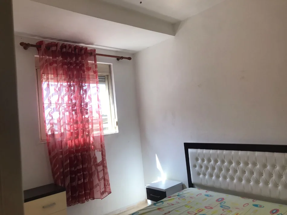 Tirane, jepet me qera shtepi 1+1+Ballkon Kati 0, 65 m² 250 € (ne rrugen Pandi Stillu Tirane.)