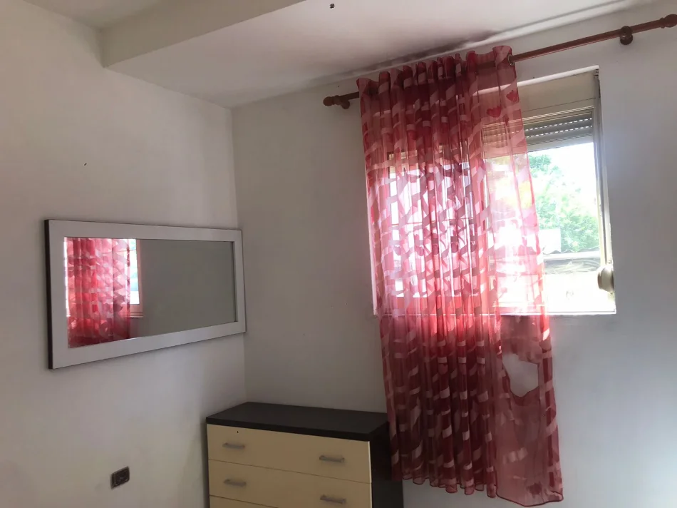 Tirane, jepet me qera apartament 1+1+Ballkon Kati 0, 56 m² 250 € (ne rrugen Pandi Stillu Tirane.)