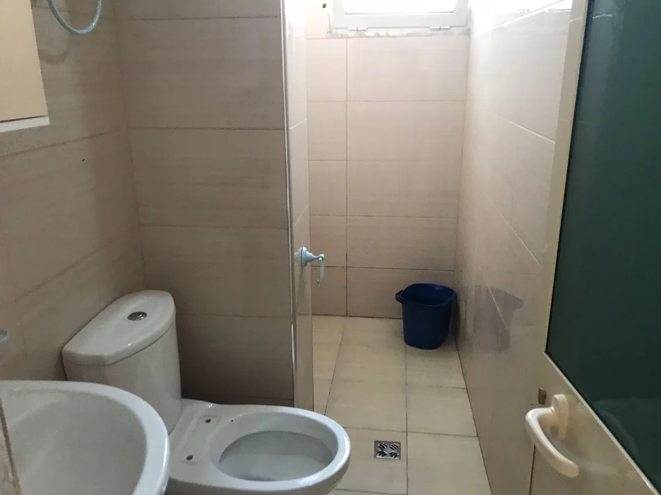 Tirane, jepet me qera apartament 1+1+Ballkon Kati 0, 57 m² 300 € (ne rrugen Pandi Stillu Tirane.)