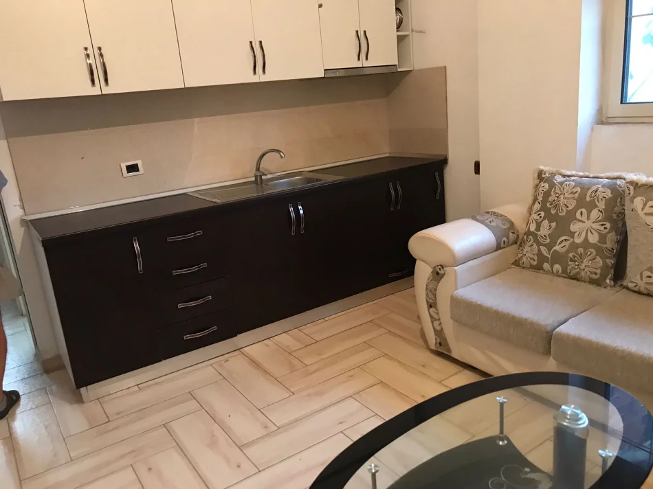 Tirane, jepet me qera apartament 1+1+Ballkon Kati 0, 57 m² 300 € (ne rrugen Pandi Stillu Tirane.)