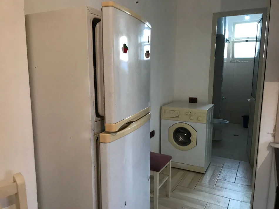 Tirane, jepet me qera apartament 1+1+Ballkon Kati 0, 57 m² 300 € (ne rrugen Pandi Stillu Tirane.)