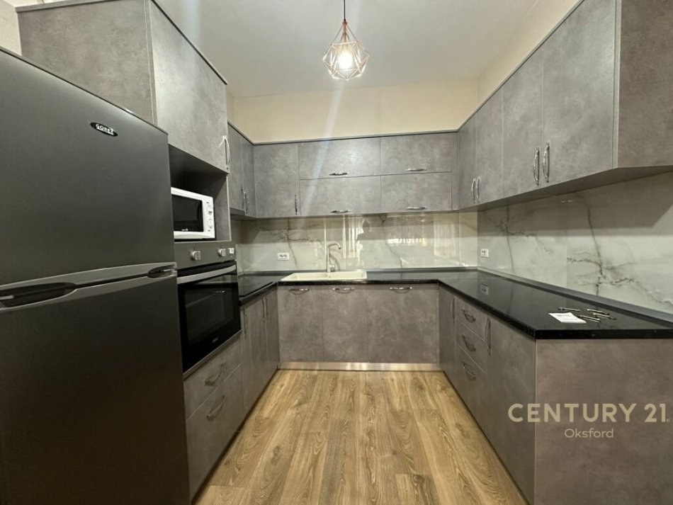 Tirane, jepet me qera apartament 2+1 , 89 m² 500 € (BULEVARDI ZHAN D&#039;ARK!)