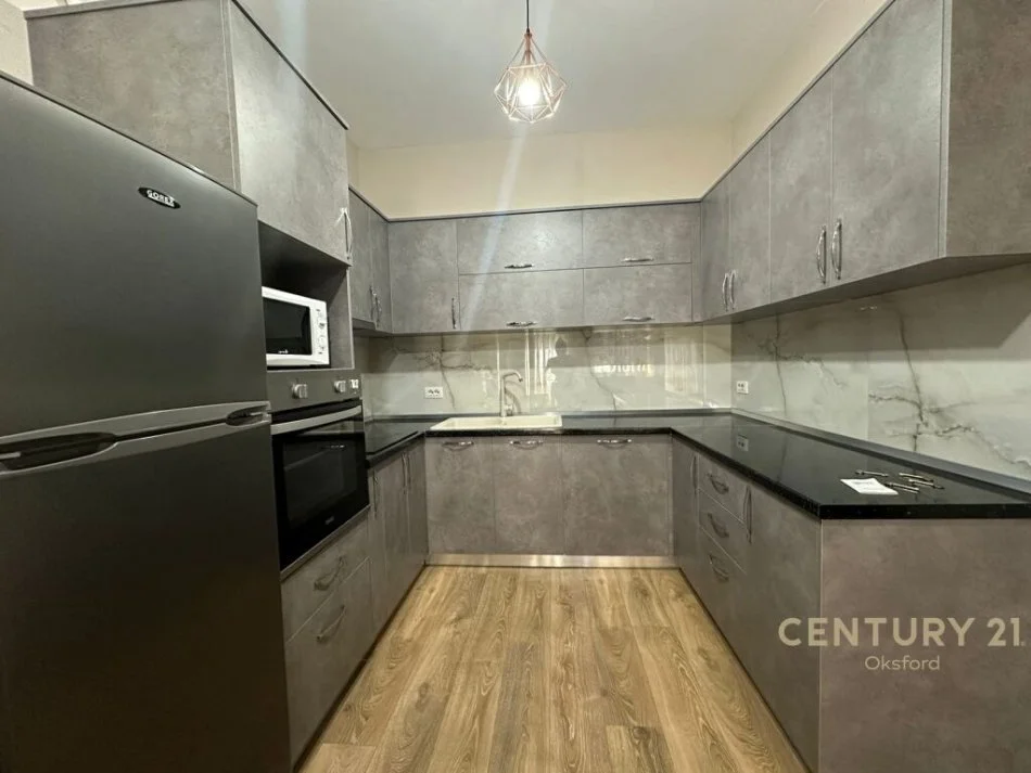 Tirane, jepet me qera apartament 2+1 , 89 m² 500 € (BULEVARDI ZHAN D'ARK!)
