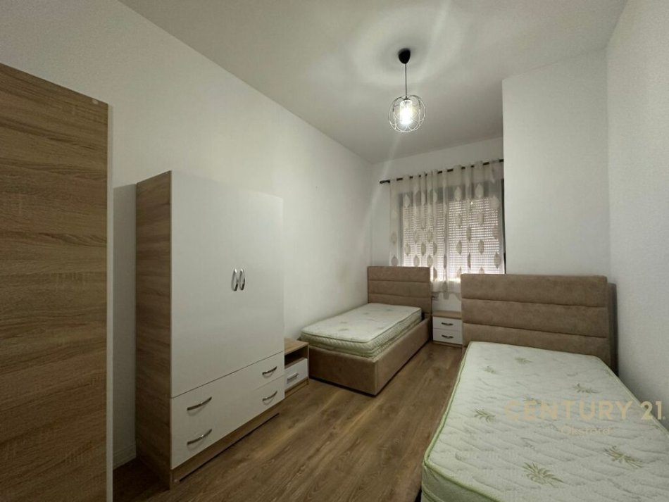Tirane, jepet me qera apartament 2+1 , 89 m² 500 € (BULEVARDI ZHAN D&#039;ARK!)
