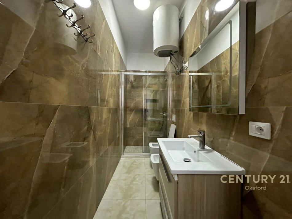 Tirane, jepet me qera apartament 2+1 , 89 m² 500 € (BULEVARDI ZHAN D&#039;ARK!)
