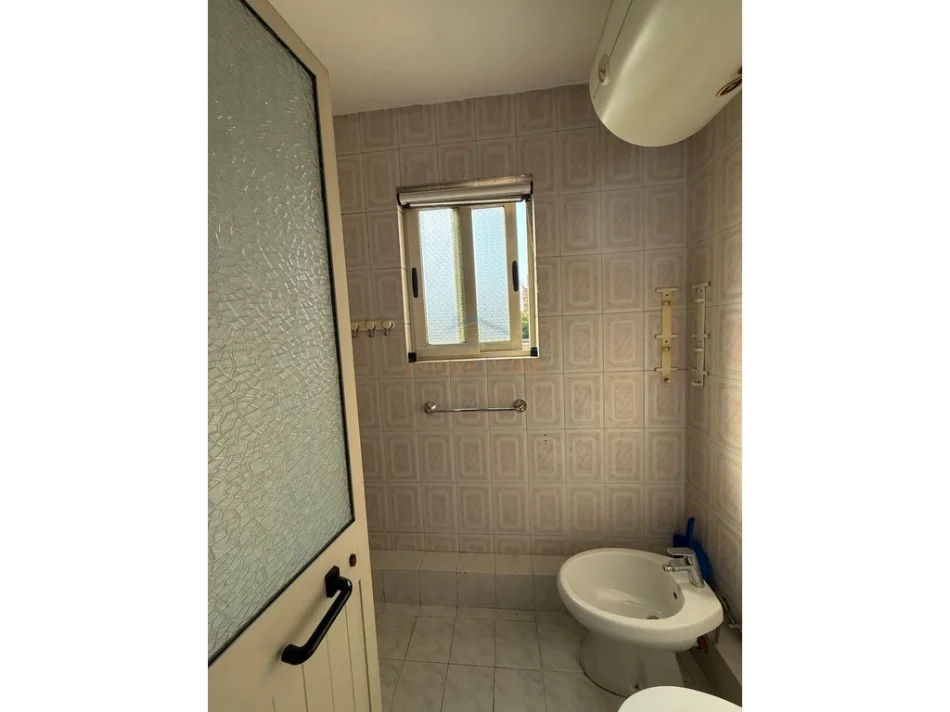 Tirane, jepet me qera apartament 2+1 Kati 4, 83 m² 700 € (BULEVARDI ZHAN DARK)