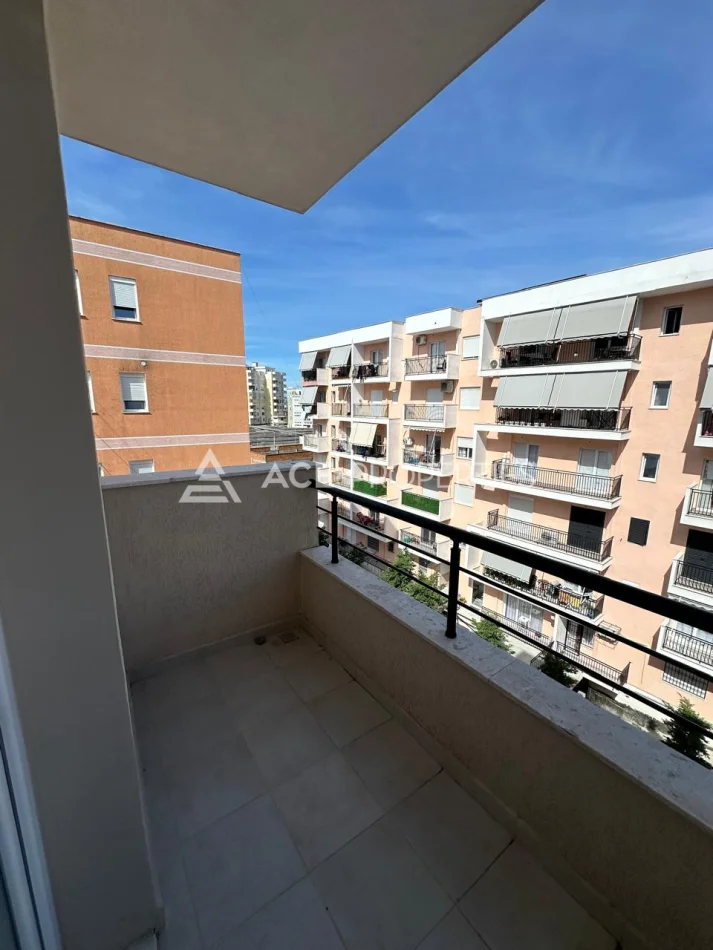 Durres, jepet me qera apartament 2+1+Ballkon Kati 4, 85 m² 400 € (Prane Zjarrfikses,Durres)