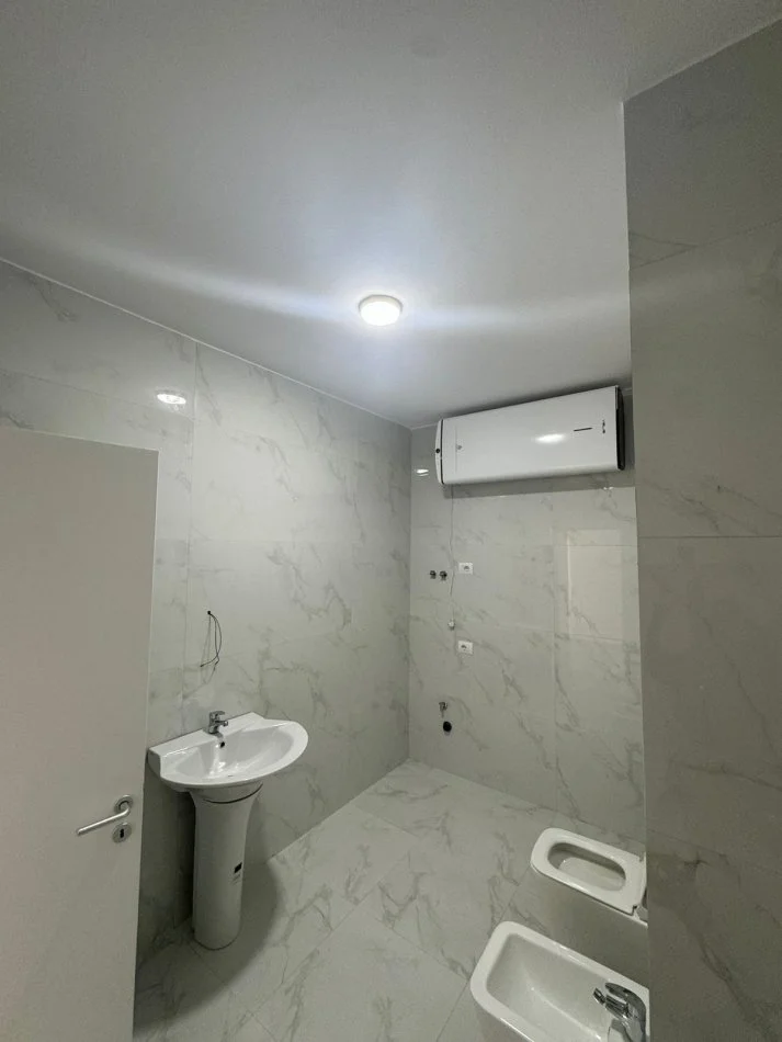 Tirane, jepet me qera apartament 2+1+Ballkon Kati 9, 136 m² 1.000 € (Zogu i Zi)