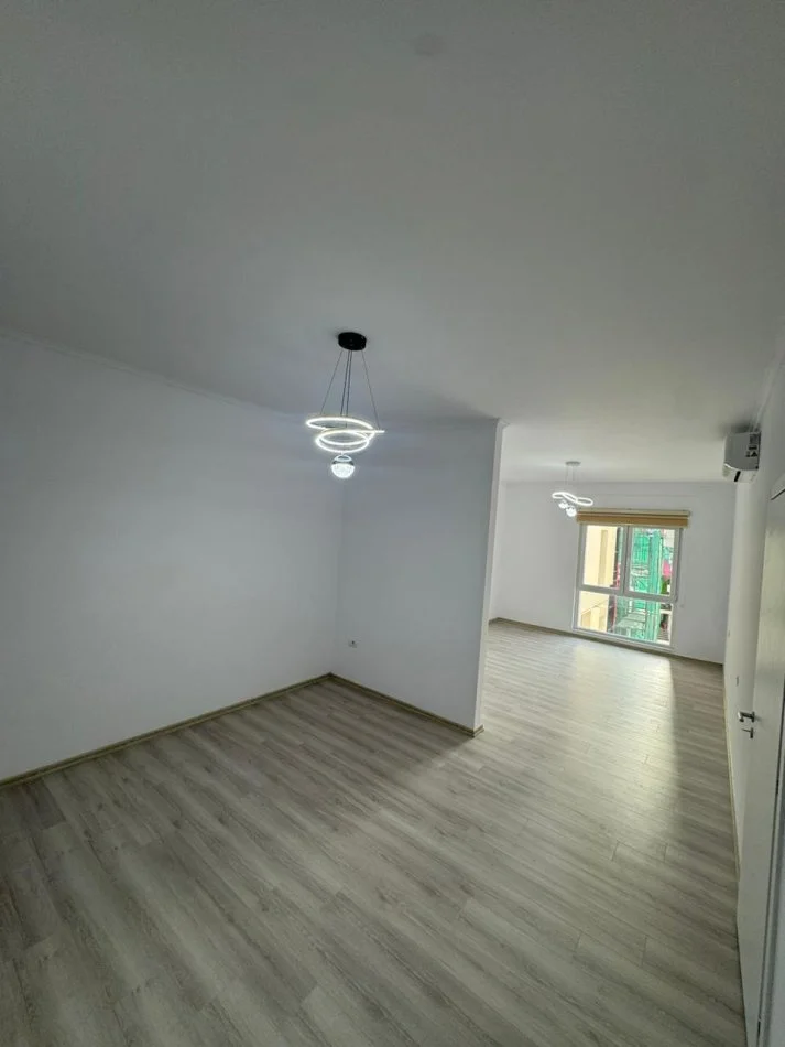 Tirane, jepet me qera apartament 2+1+Ballkon Kati 9, 136 m² 1.000 € (Zogu i Zi)