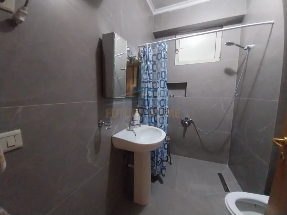 Tirane, jepet me qera apartament 2+1 Kati 6, 127 m² 600 € (ZOGU I ZI , Logos)