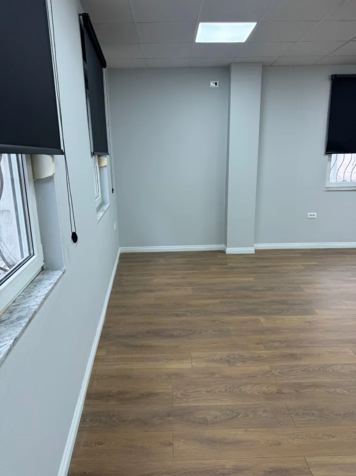 Tirane, jepet me qera zyre Kati 1, 70 m² 950 € (RRUGA GEORGE W.BUSH)