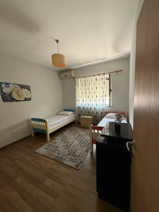 Tirane, jepet me qera apartament 2+1+Ballkon Kati 3, 70 m² 550 € 