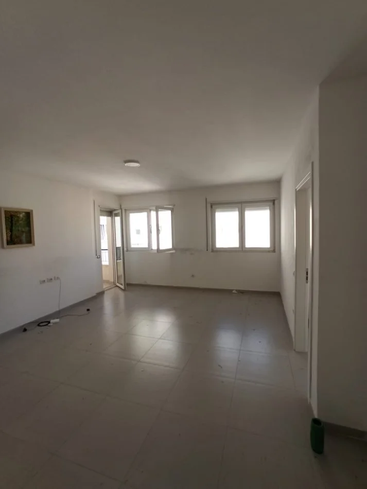 Tirane, jepet me qera zyre Kati 6, 90 m² 700 € (QENDER)