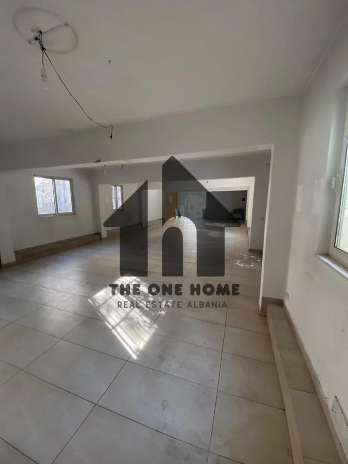 Tirane, jepet me qera dyqan Kati 0, 130 m² 1.500 € (MYSLYM SHYRE)