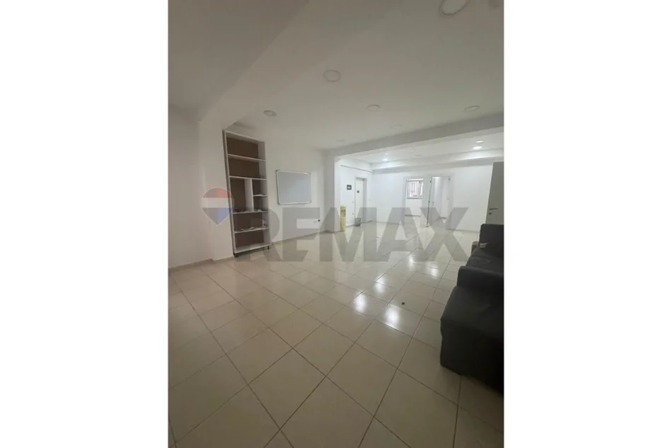Tirane, jepet me qera ambjent biznesi Kati 2, 90 m² 800 € 
