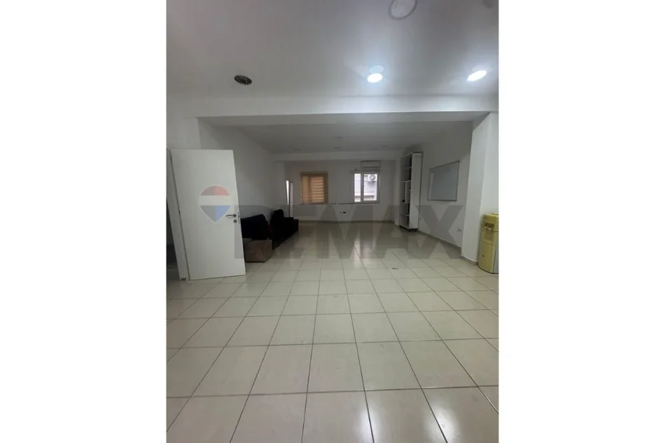 Tirane, jepet me qera ambjent biznesi Kati 2, 90 m² 800 € 