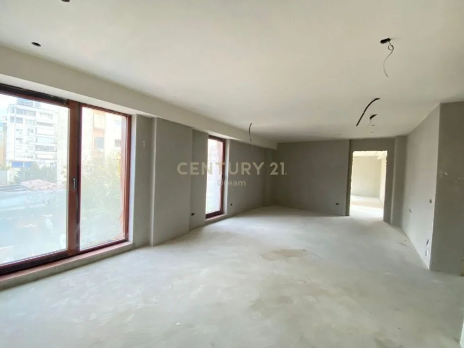 Tirane, jepet me qera zyre , 2.200 € (Rruga e Kavajes)