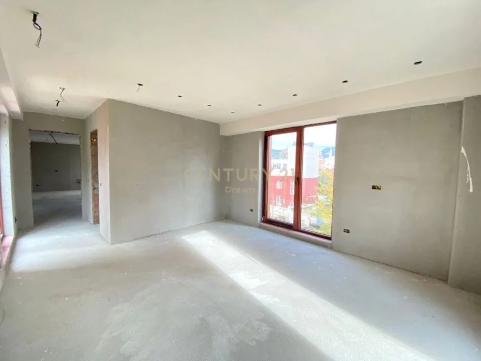 Tirane, jepet me qera zyre , 2.200 € (Rruga e Kavajes)