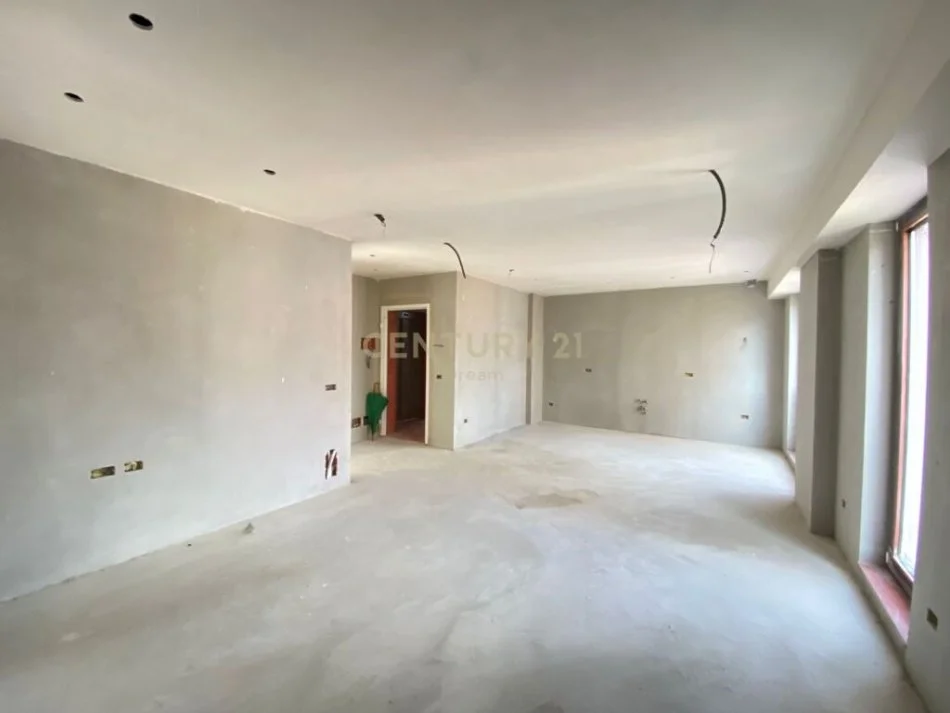 Tirane, jepet me qera zyre , 2.200 € (Rruga e Kavajes)