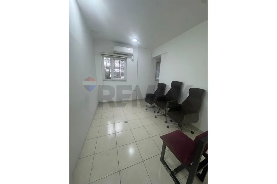 Tirane, jepet me qera ambjent biznesi Kati 2, 90 m² 800 € 
