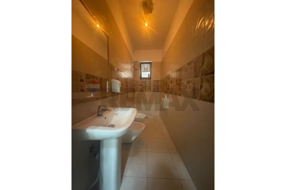 Tirane, jepet me qera ambjent biznesi Kati 2, 90 m² 800 € 