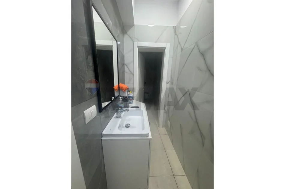 Tirane, jepet me qera ambjent biznesi Kati 2, 90 m² 800 € 