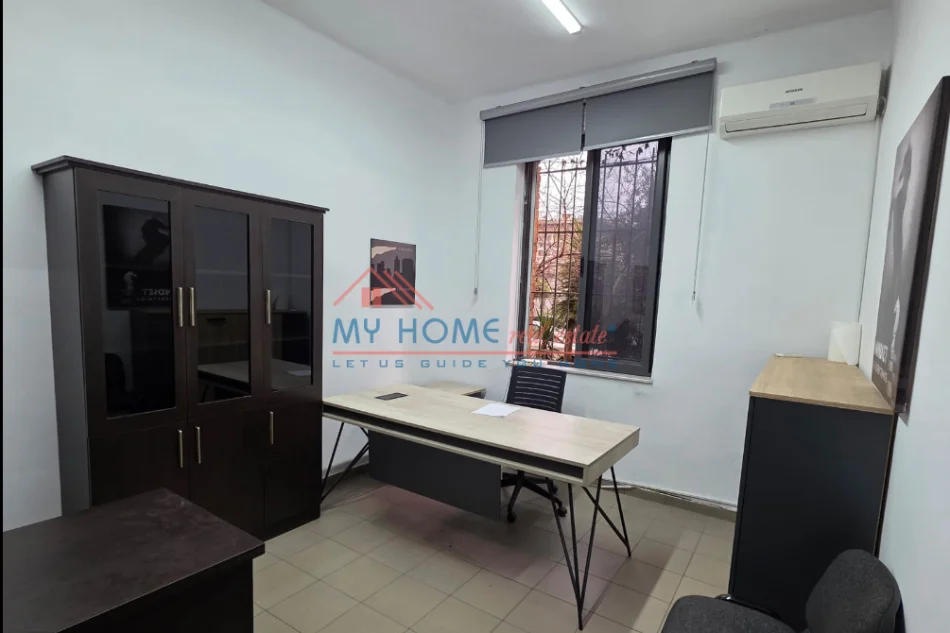 Tirane, jepet me qera zyre Kati 0, 24 m² 520 € (Bulevardi Bajram Curri)