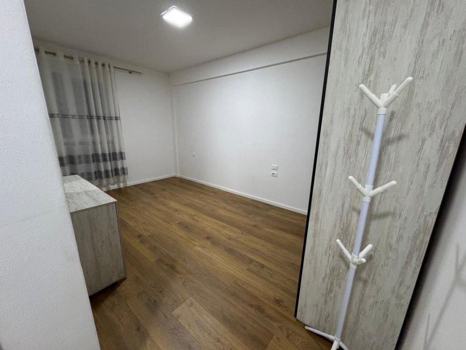 Tirane, jepet me qera apartament 2+1+Ballkon Kati 2, 111 m² 700 € (Rruga Don Bosko)