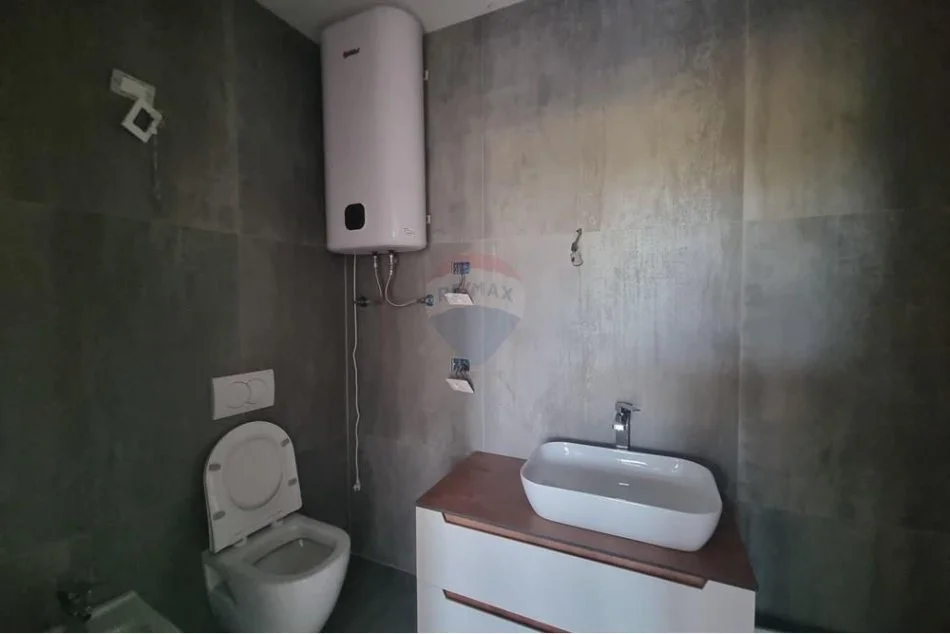 Tirane, jepet me qera zyre Kati 1, 93 m² 1.500 € (Lake View, Liqeni i Tiranes)