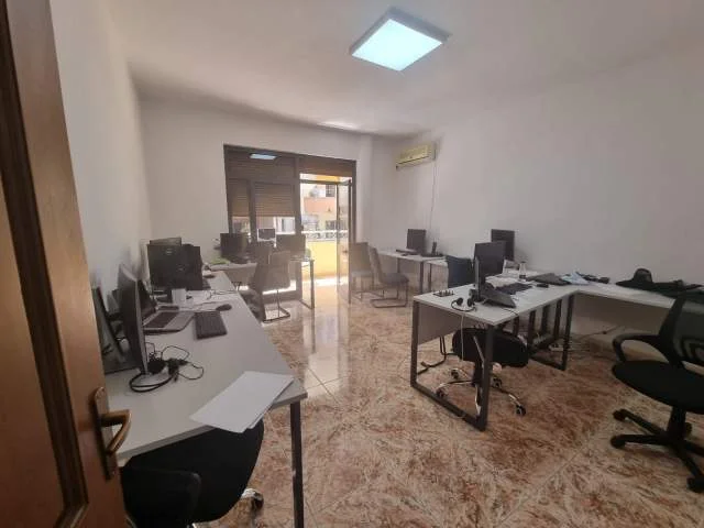 Tirane, jepet me qera zyre Kati 2, 200 m² 1.000 Euro (Rruga Fadil Rada, ATSH)