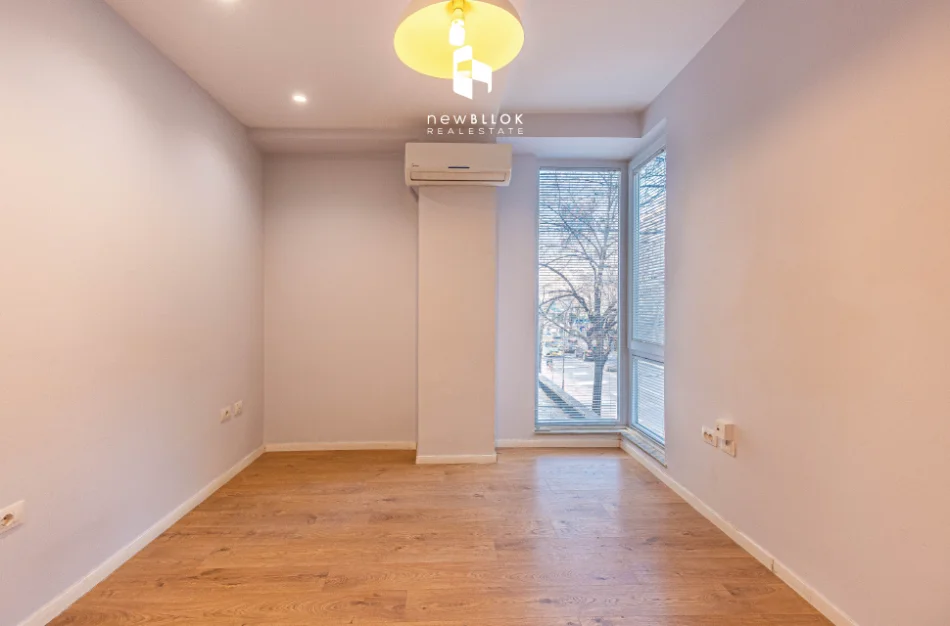 Jepet me qera zyre Luksoze E kompletuar 160 m2 ne BLLOK , Tek Vesa Center , Rruge Kryesore me fasade supet te gjere - 2,100 Euro/Muaj (NETO)