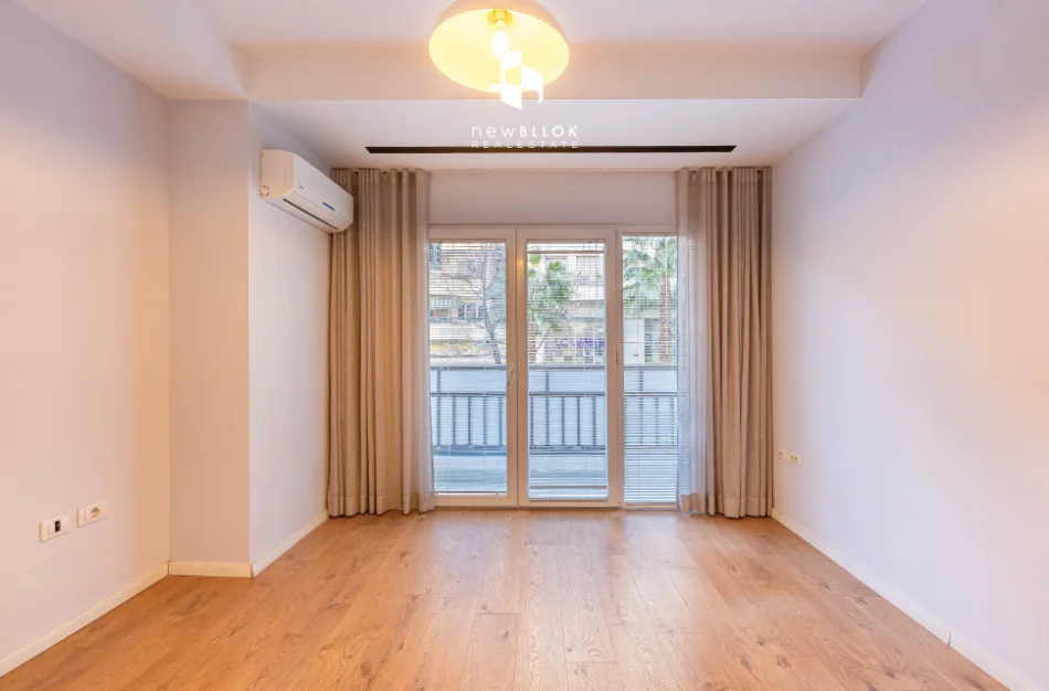 Jepet me qera zyre Luksoze E kompletuar 160 m2 ne BLLOK , Tek Vesa Center , Rruge Kryesore me fasade supet te gjere - 2,100 Euro/Muaj (NETO)