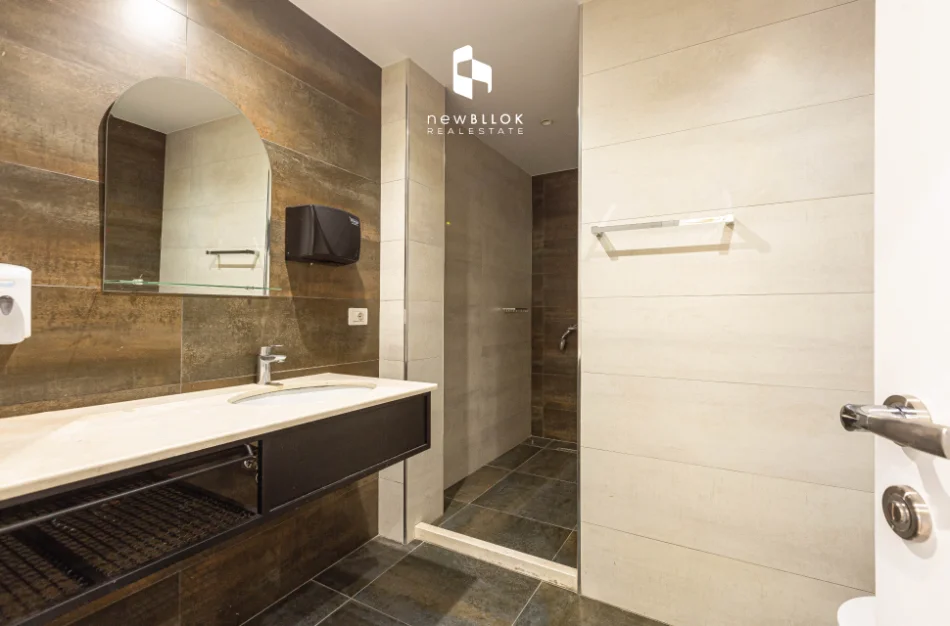 Jepet me qera zyre Luksoze E kompletuar 160 m2 ne BLLOK , Tek Vesa Center , Rruge Kryesore me fasade supet te gjere - 2,100 Euro/Muaj (NETO)